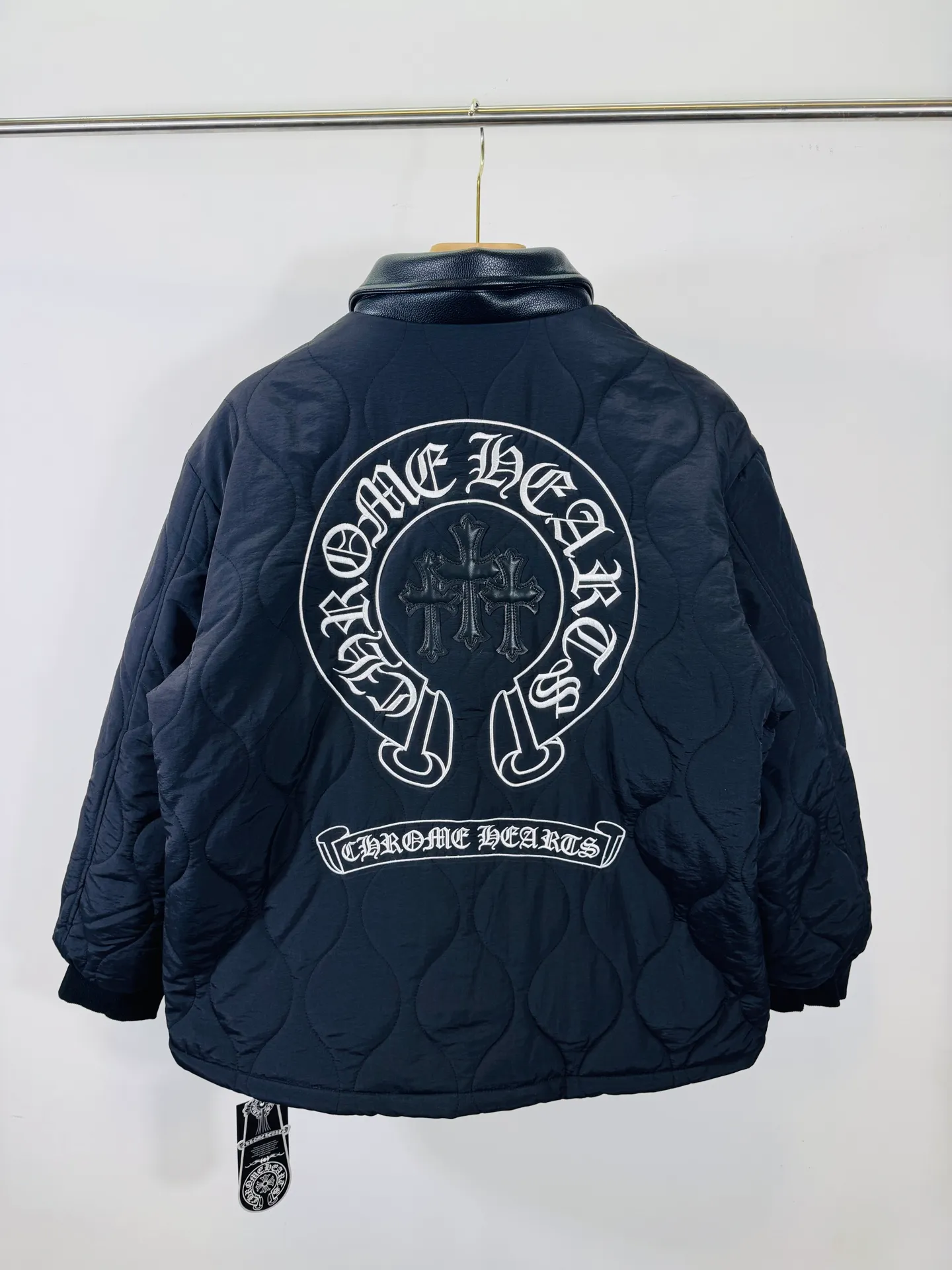P500 top version 🐮 Real shot without P, different from market products] Chrome Hearts 🍁Winter cotton jacket series🍁 25ss Crow Heavy Industry cross leather label lapel embroidered cotton jacket, available at the counter at the same time❤The highest version series on the market. Customized version of windproof pure cotton cotton fabric. Filled with high-density and high-elastic down cotton. It has strong warmth retention, fluffy and soft, and strong resilience. Lightweight and fashionable✨✨Slim-fitting and not bulky Color: Black Code numbers: S, M, L, XL